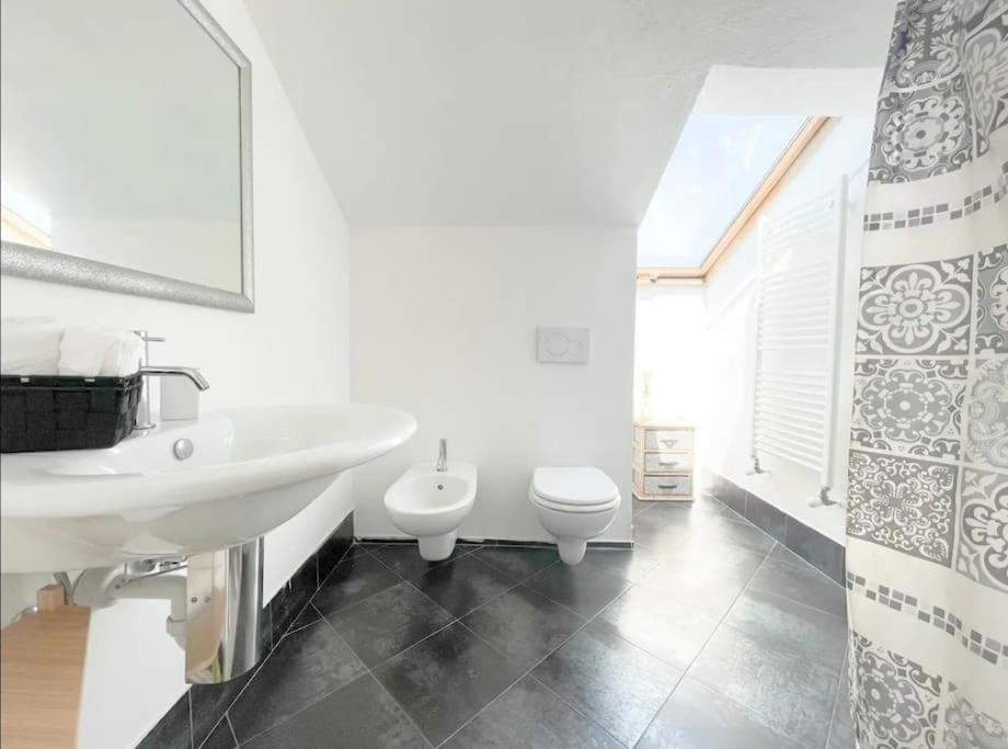 Mansarda Vista Mare A Zinola Apartment Savona Exterior photo